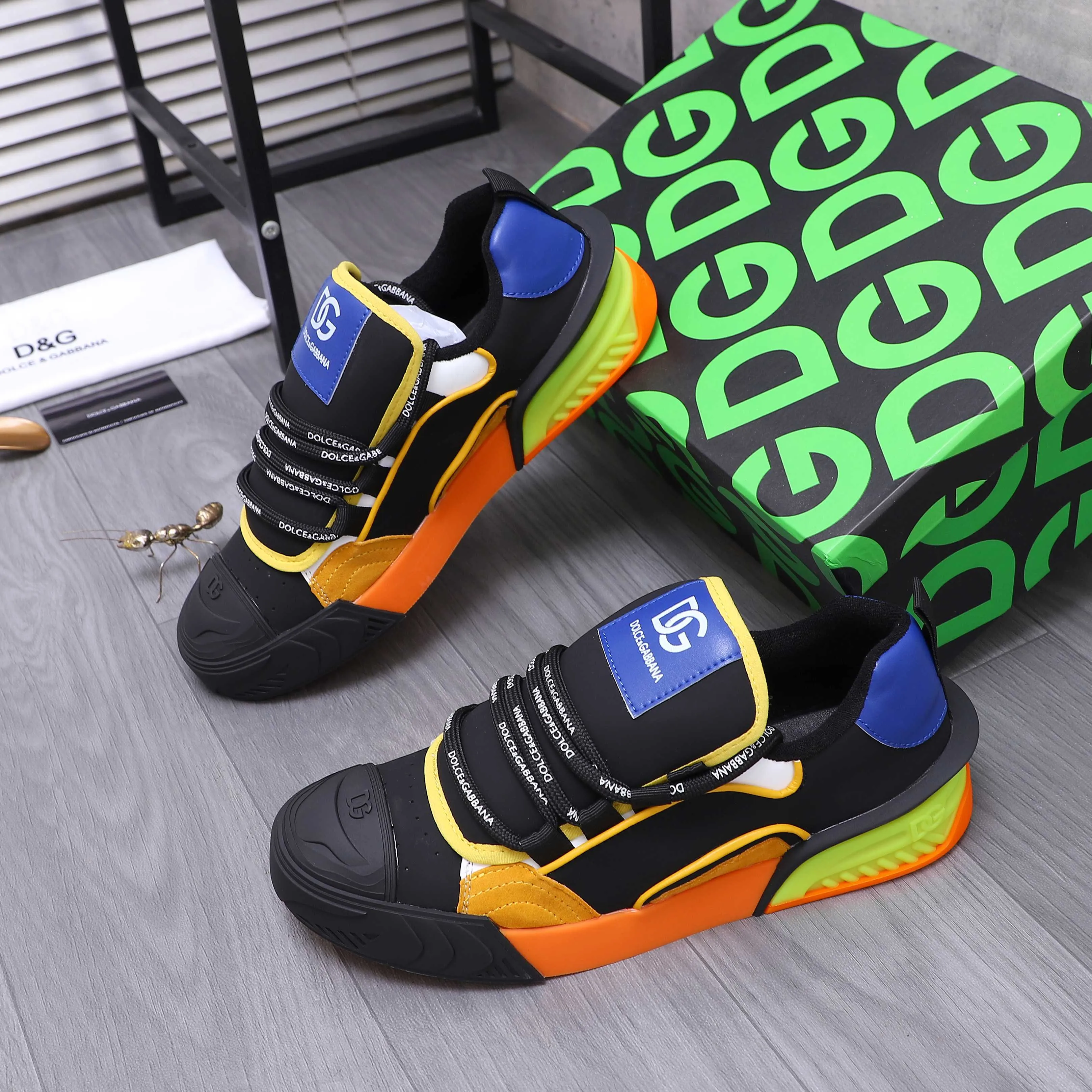 Men's shoes 💰p500 Product trademark: DG (Dolce & Gabbana) couple's casual shoes Regular size: 35-46 (45.46 is custom-made and non-returnable) Product materials: Selected cowhide stitching upper, short velvet lining, cowhide insole, original rubber outsole
